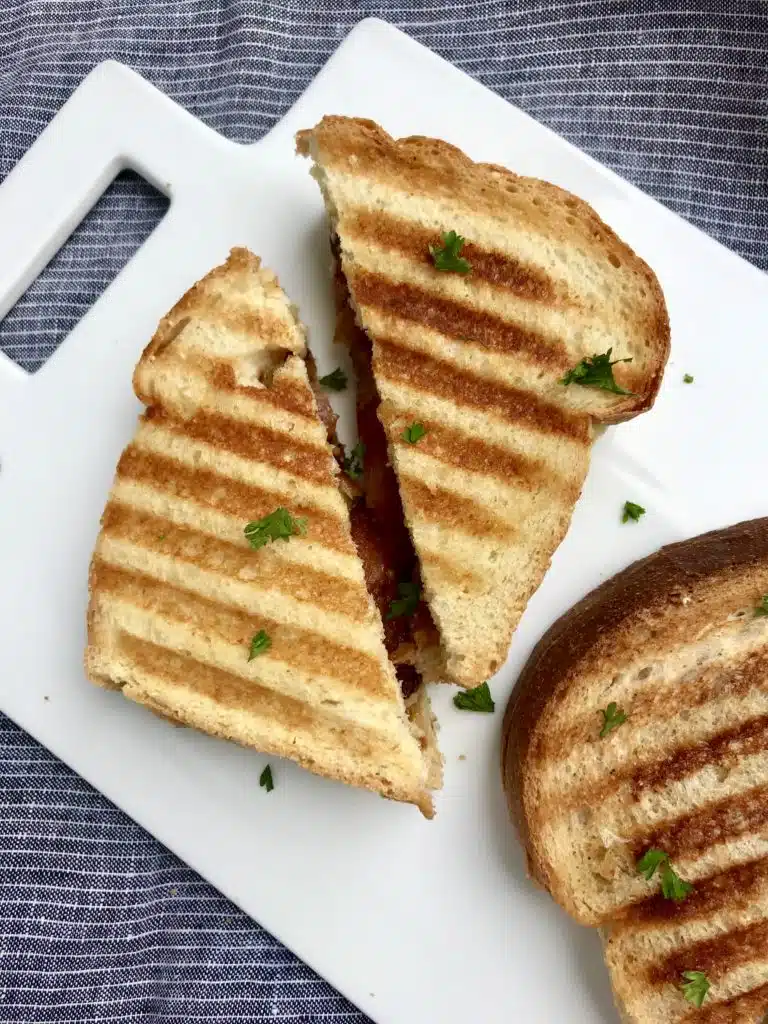 This fig & bacon grilled cheese sandwich is delicious!